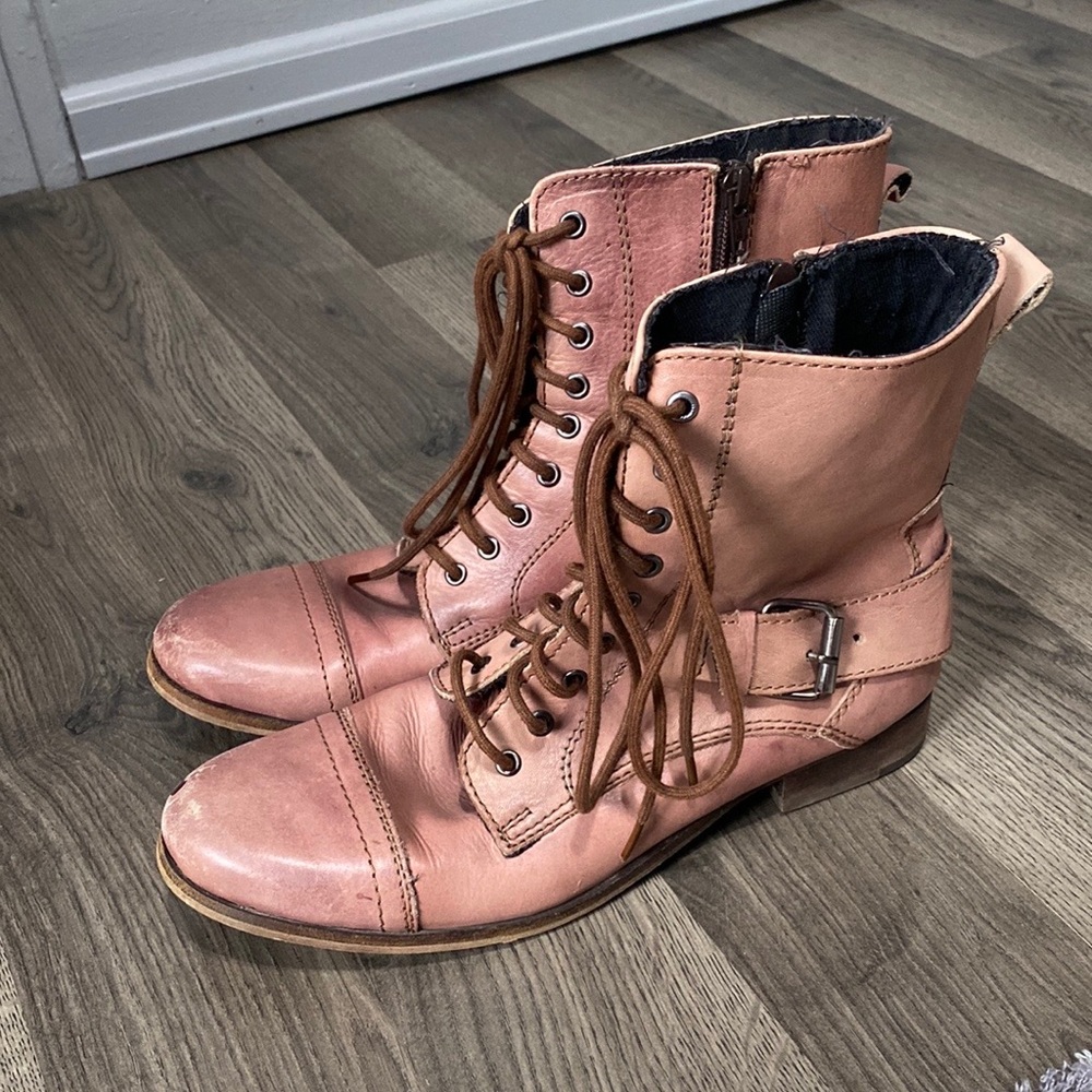 Women’s tie up boots!!